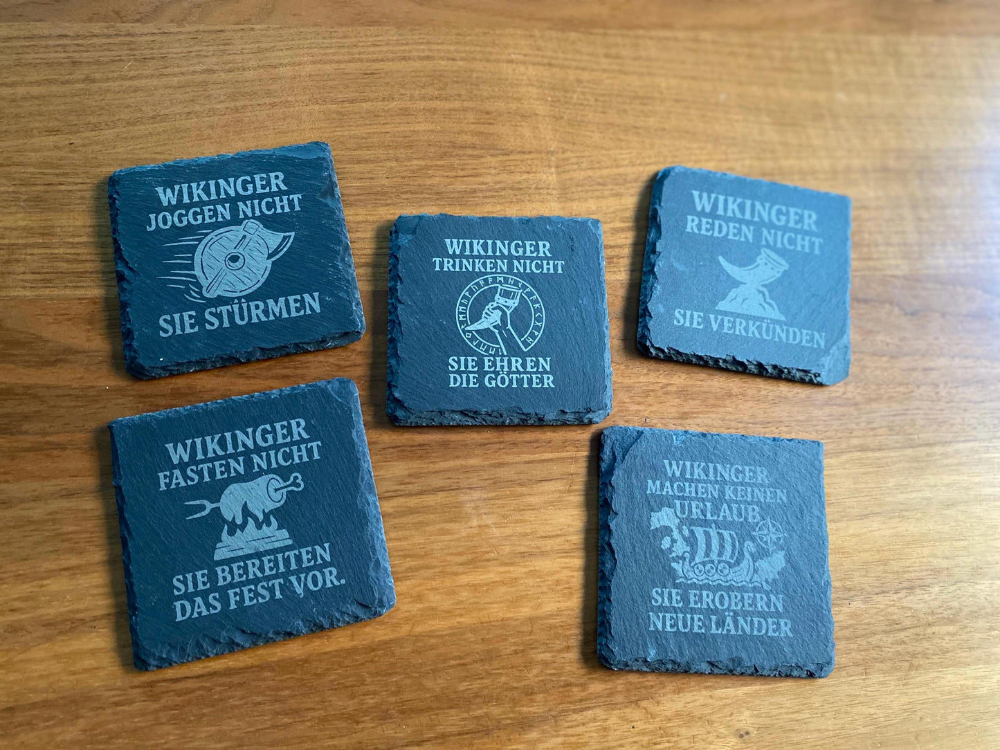 Wikinger Untersetzer Schiefer graviert – rund oder eckig – einzeln oder im Set – lustige Motive – Geschenk für Männer & Mythologie-Fans