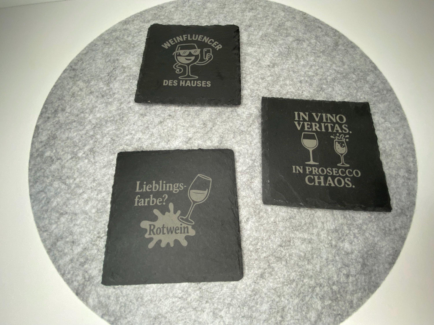 Lustige Schieferuntersetzer mit Weinsprüchen – 18er Set | Geschenk für Weintrinker & Genießer