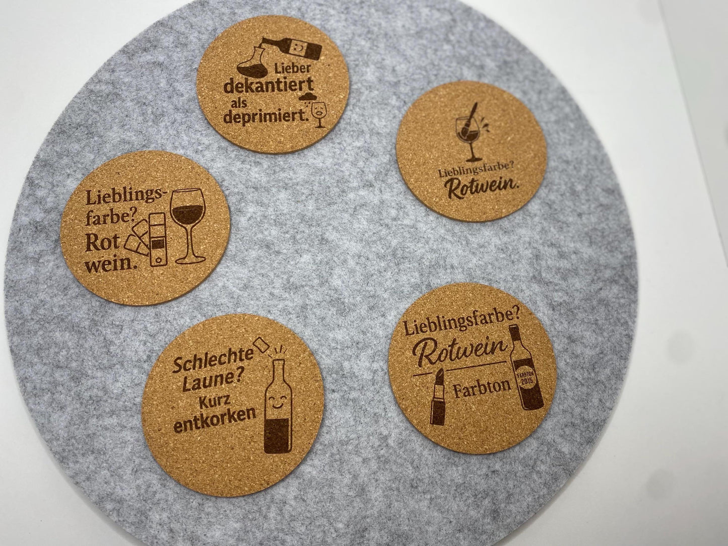 Lustige Korkuntersetzer mit Weinsprüchen – 18er Set | Geschenk für Weintrinker & Genießer