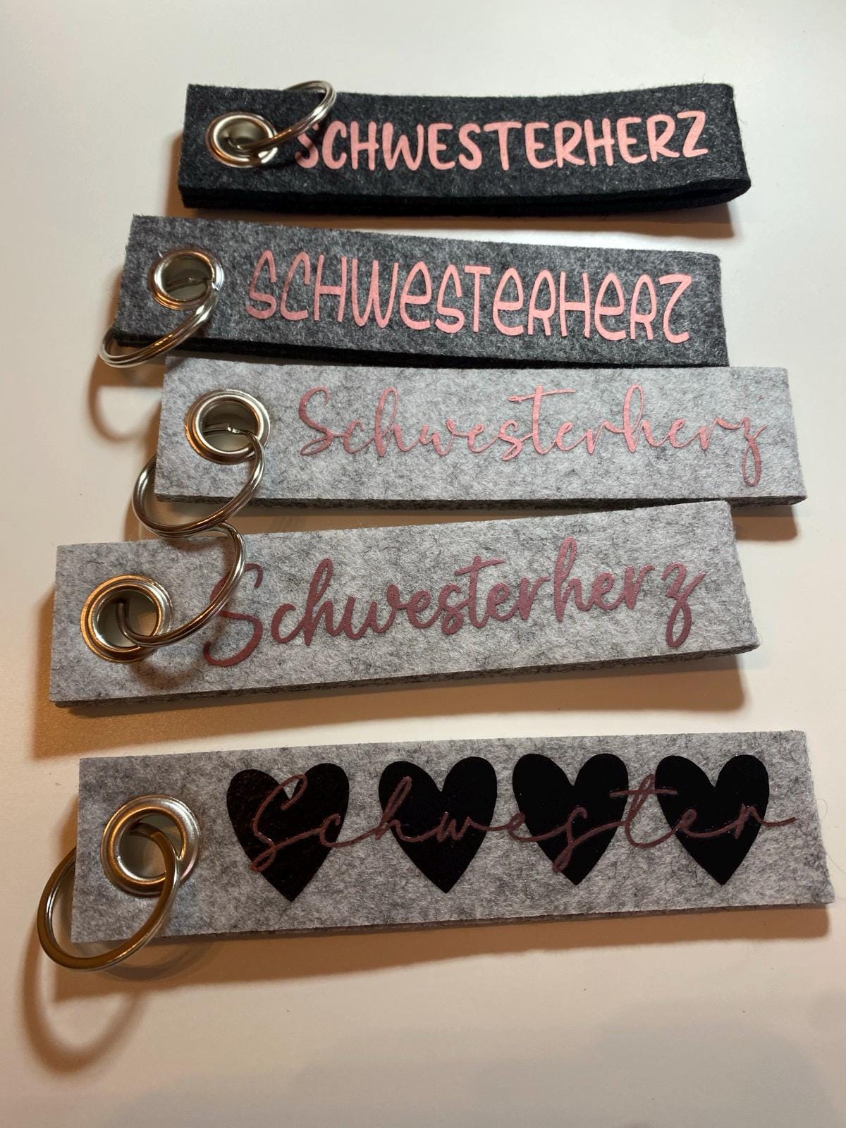 Schlüsselanhänger aus Filz personalisiert für jede Gelegenheit Tagesmutter Alltagsheld Weltenbummler Mama Oma