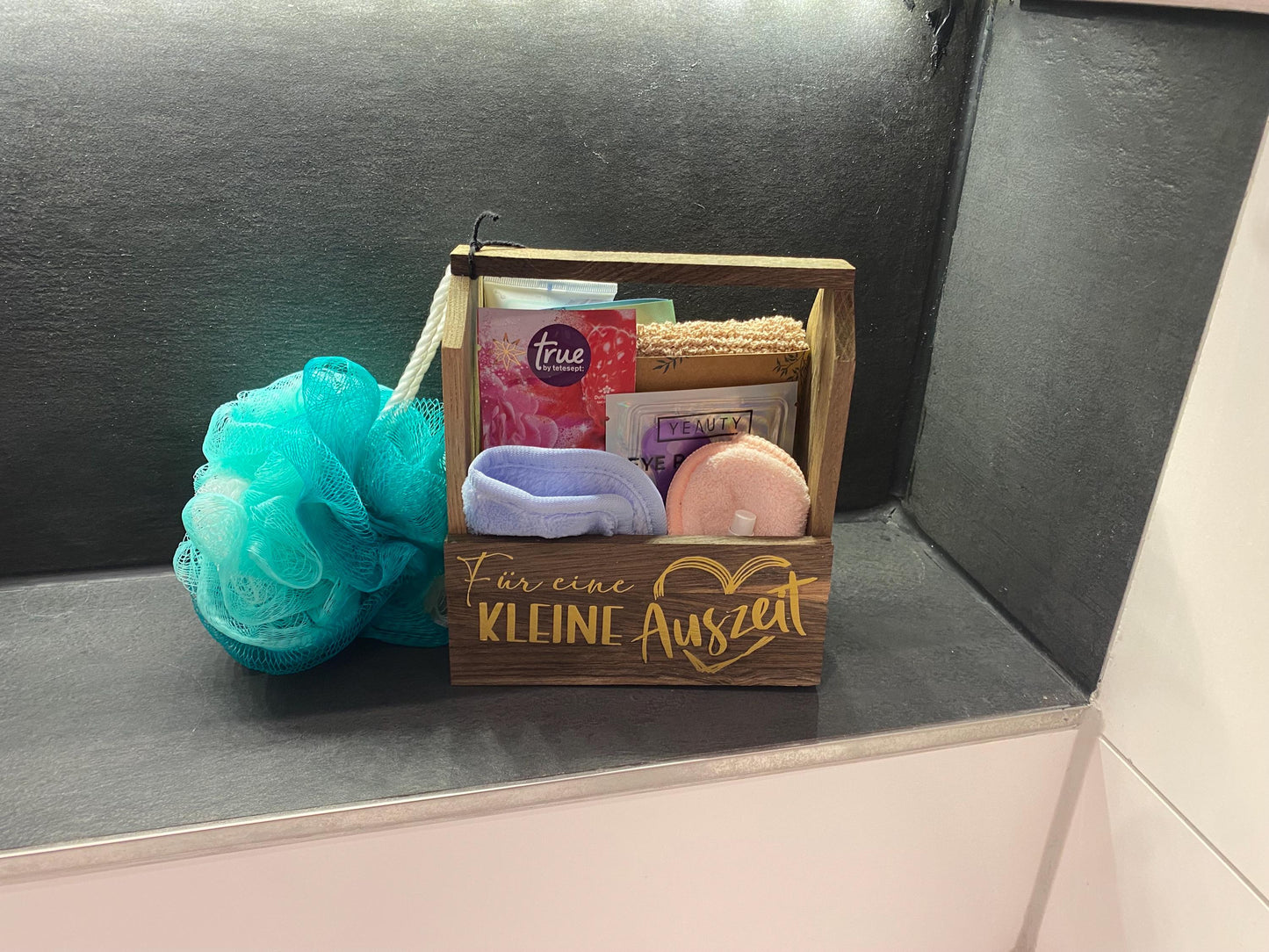 Holz Geschenkkorb Geschenkset Geschenk Mitbringsel Wellness Geschenkidee Holzkorb Badesalz Augenmaske Beauty Auszeit Mädels Therapie