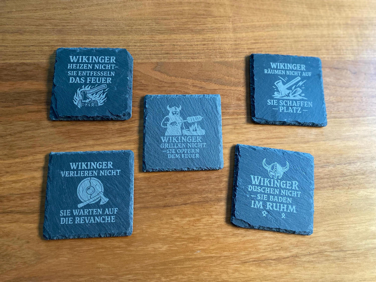 Wikinger Untersetzer Schiefer graviert – rund oder eckig – einzeln oder im Set – lustige Motive – Geschenk für Männer & Mythologie-Fans