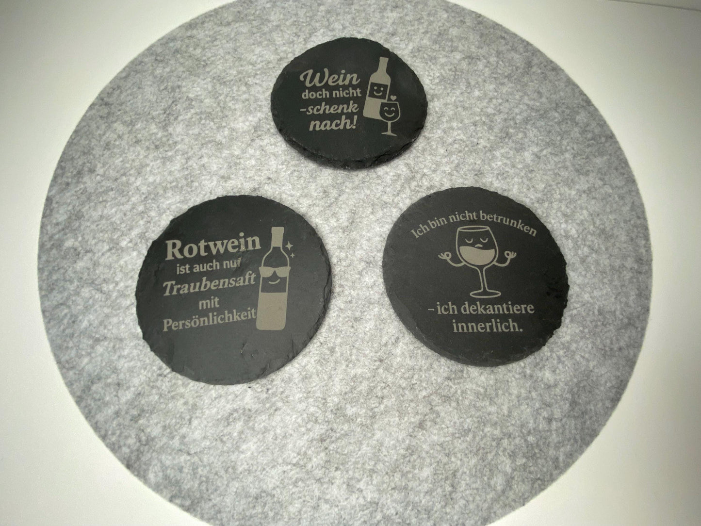 Lustige Schieferuntersetzer mit Weinsprüchen – 18er Set | Geschenk für Weintrinker & Genießer