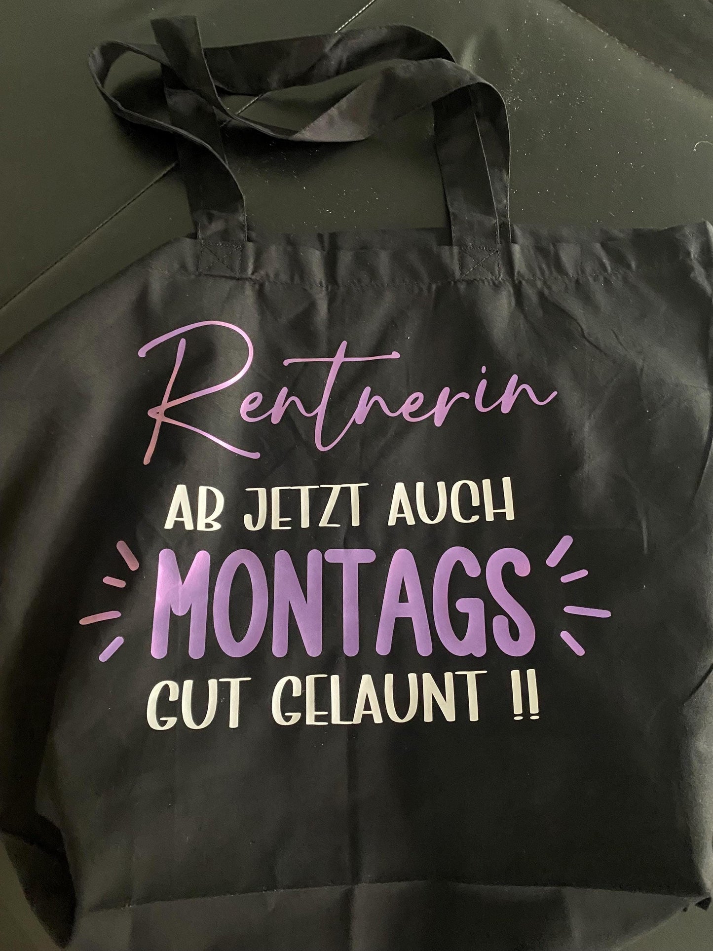 Personalisierter Jutebeutel für Rentnerin Geschenk zur Rente "Montags gut gelaunt" Einkaufstasche mit witzigem Spruch