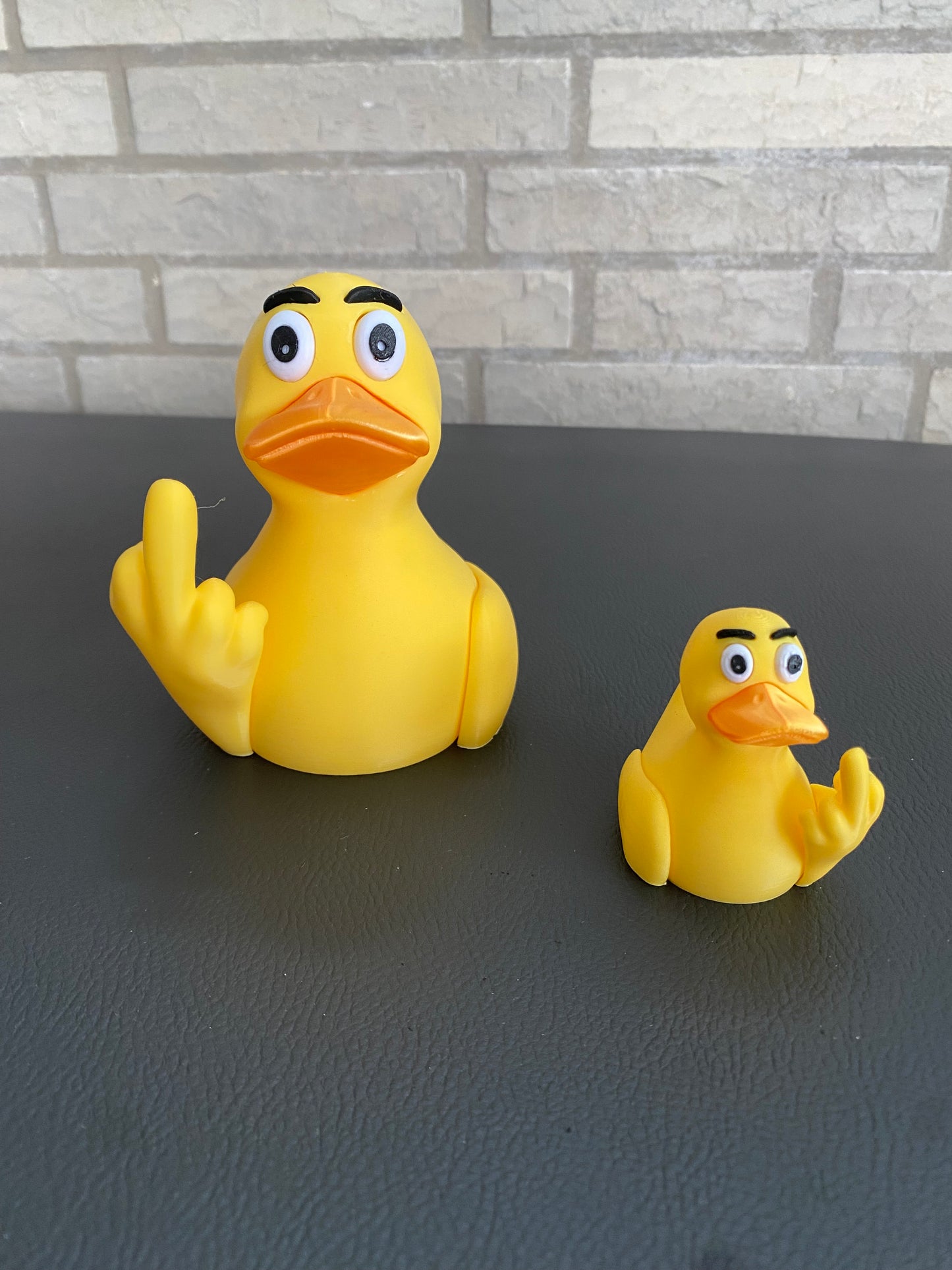 3D gedruckte Ente lustige Mittelfinger Ente Dashboard Spielzeug Erwachsenen Humor Schreibtisch Dekor Stimmungsente Quietscheente