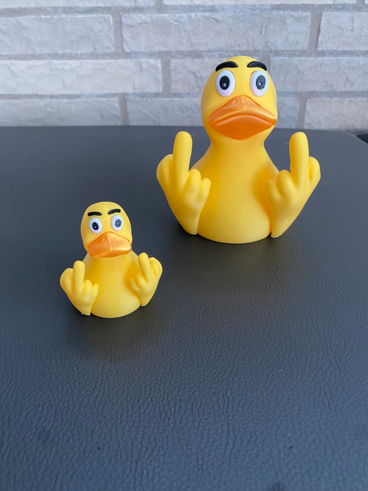 3D gedruckte Ente lustige Mittelfinger Ente Dashboard Spielzeug Erwachsenen Humor Schreibtisch Dekor Stimmungsente Quietscheente