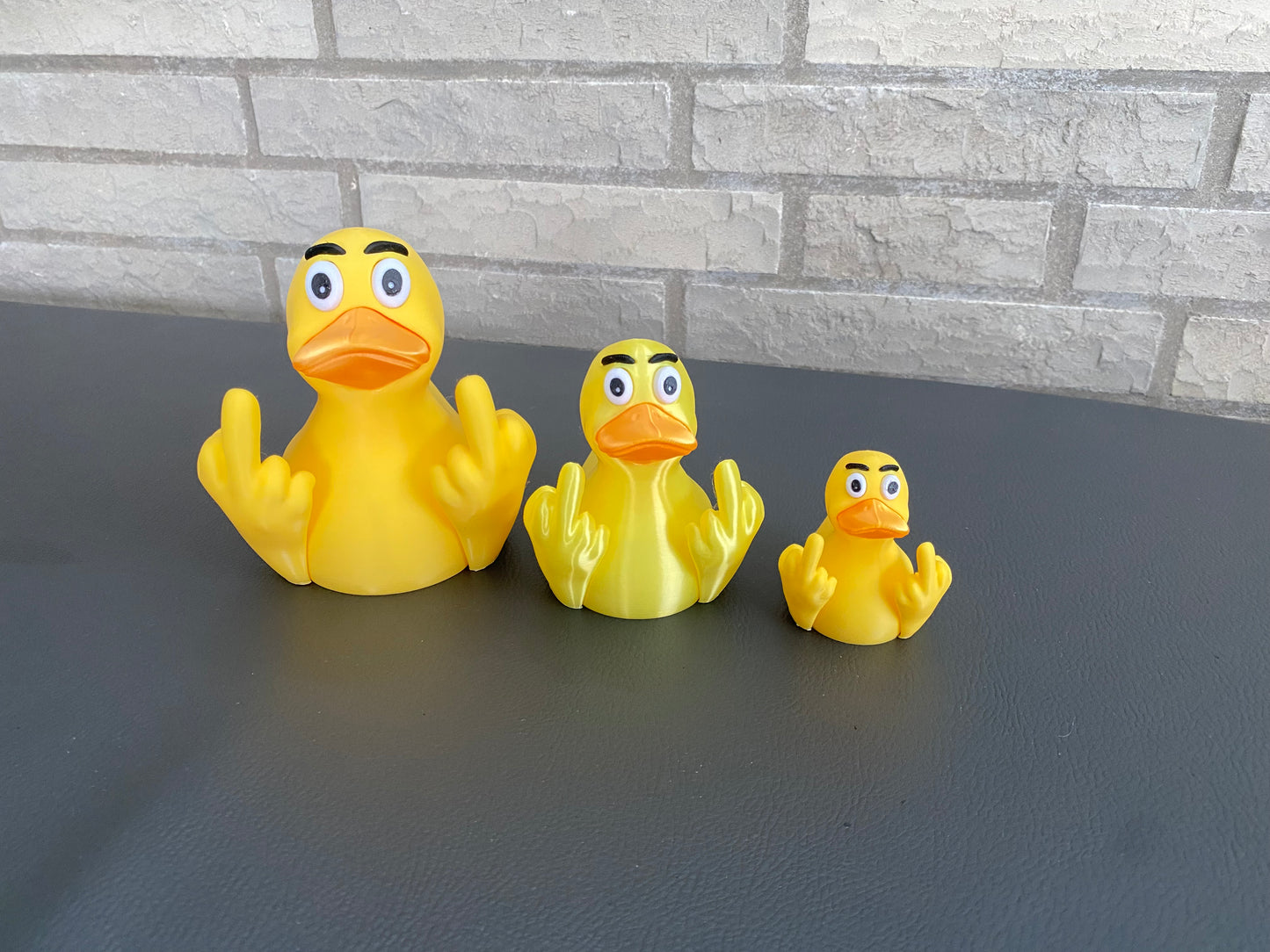 3D gedruckte Ente lustige Mittelfinger Ente Dashboard Spielzeug Erwachsenen Humor Schreibtisch Dekor Stimmungsente Quietscheente