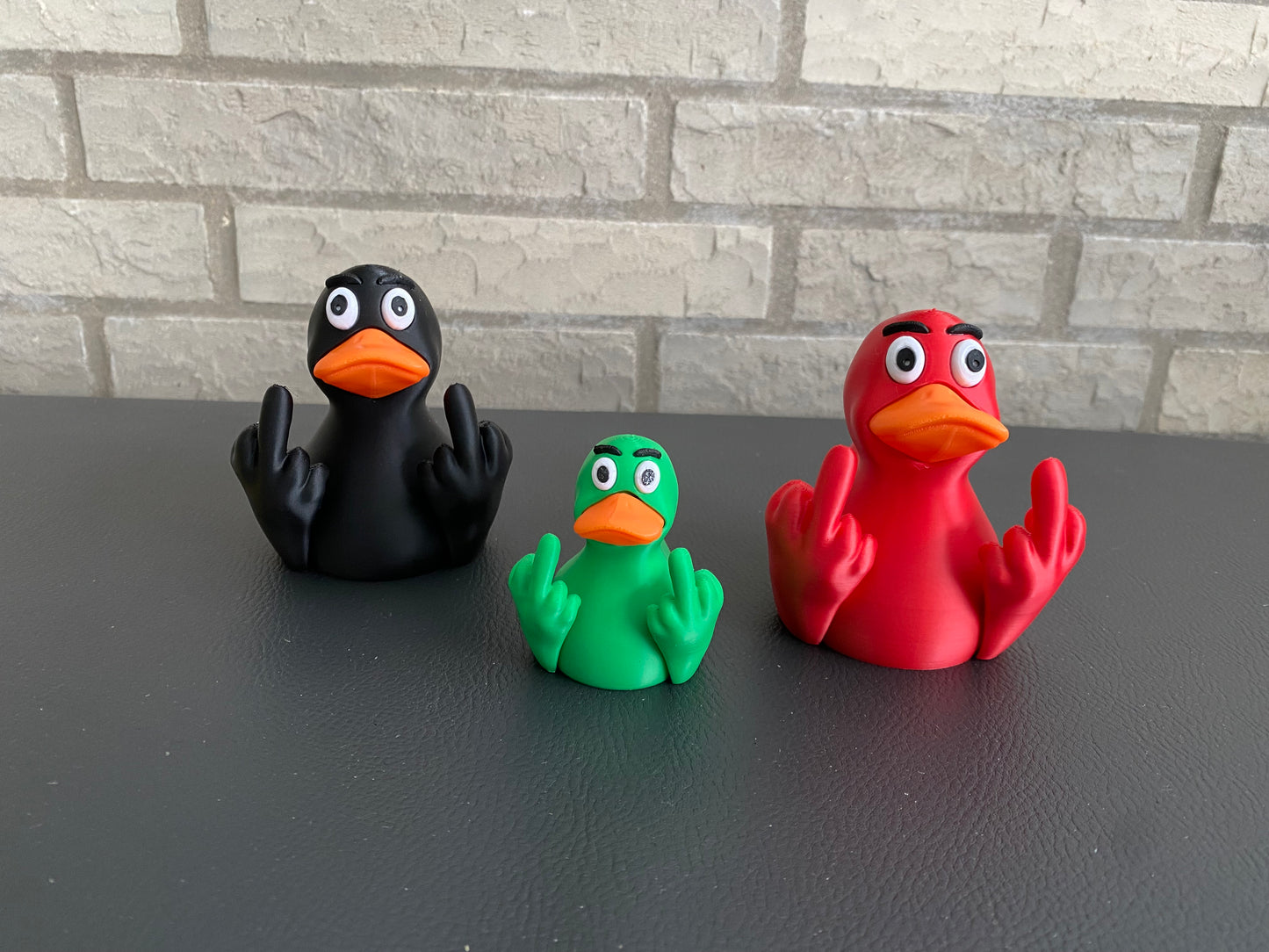 3D gedruckte Ente lustige Mittelfinger Ente Dashboard Spielzeug Erwachsenen Humor Schreibtisch Dekor Stimmungsente Quietscheente