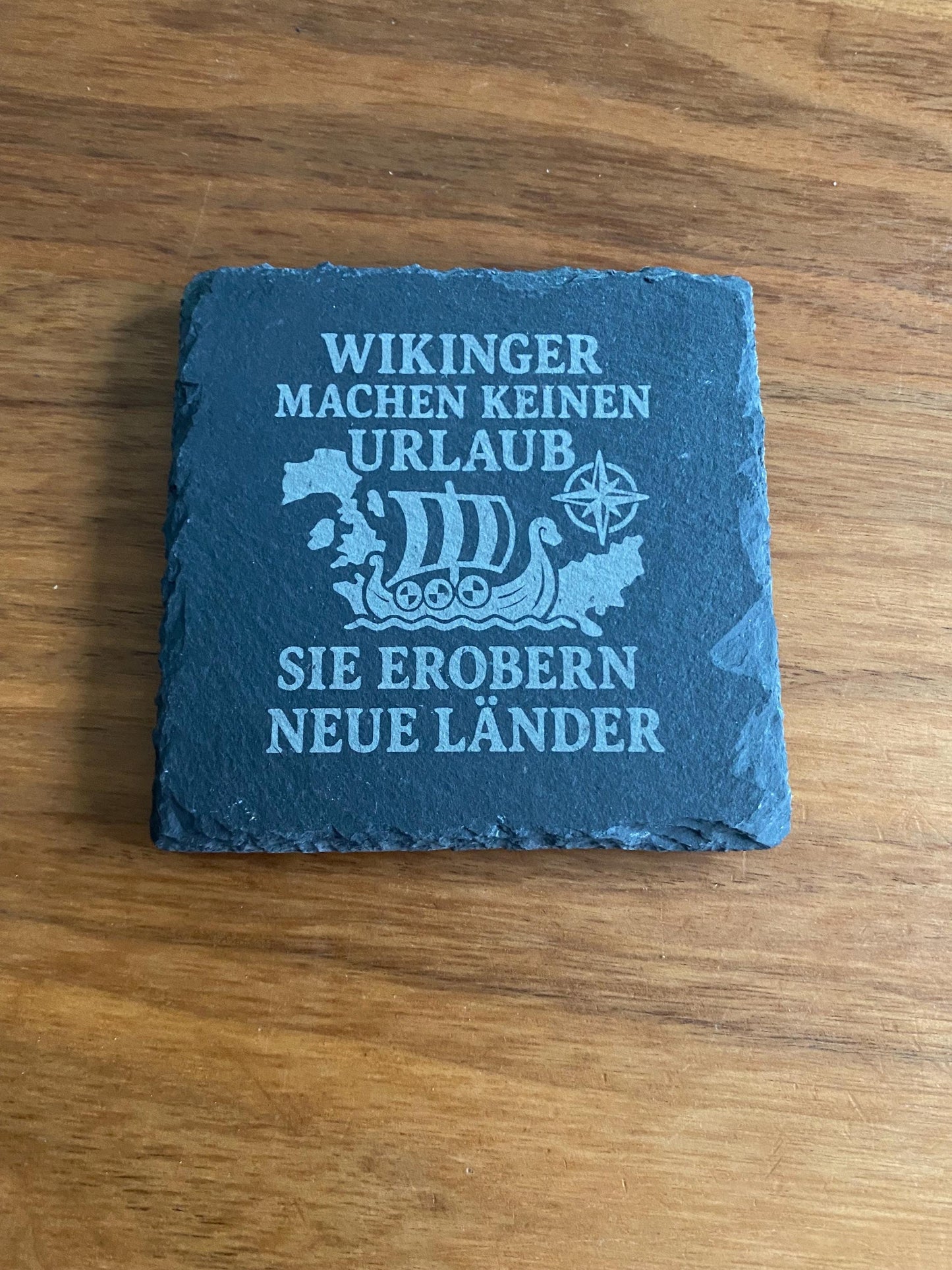 Wikinger Untersetzer Schiefer graviert – rund oder eckig – einzeln oder im Set – lustige Motive – Geschenk für Männer & Mythologie-Fans