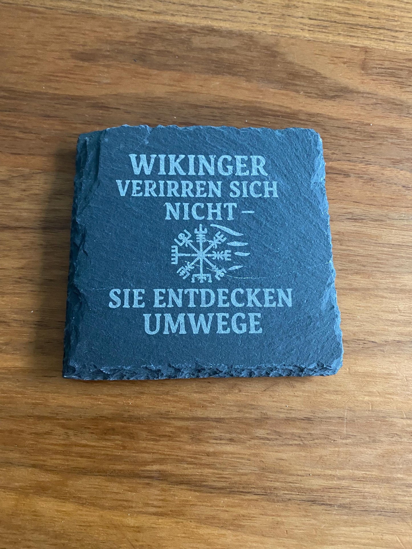Wikinger Untersetzer Schiefer graviert – rund oder eckig – einzeln oder im Set – lustige Motive – Geschenk für Männer & Mythologie-Fans