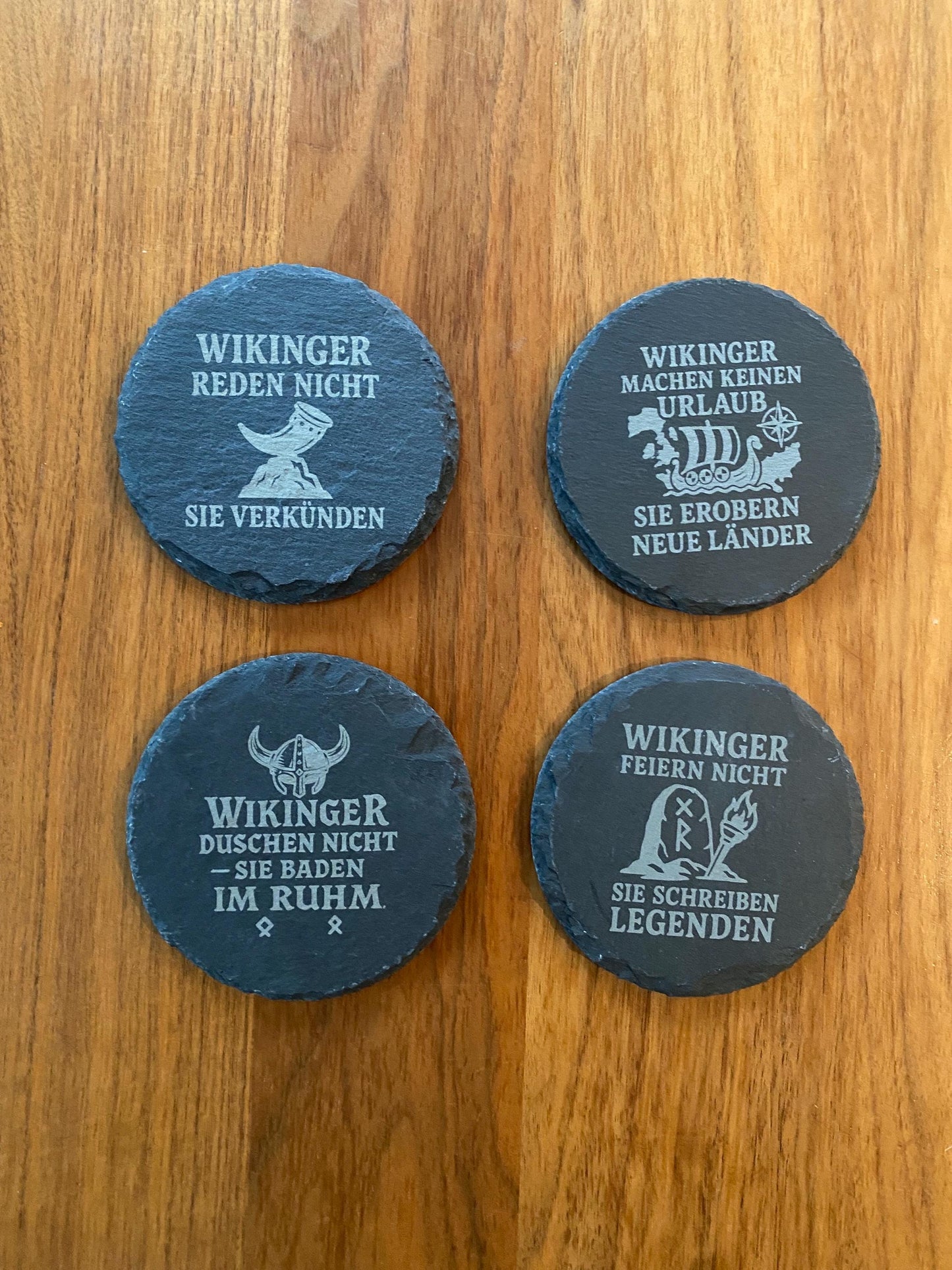 Wikinger Untersetzer Schiefer graviert – rund oder eckig – einzeln oder im Set – lustige Motive – Geschenk für Männer & Mythologie-Fans