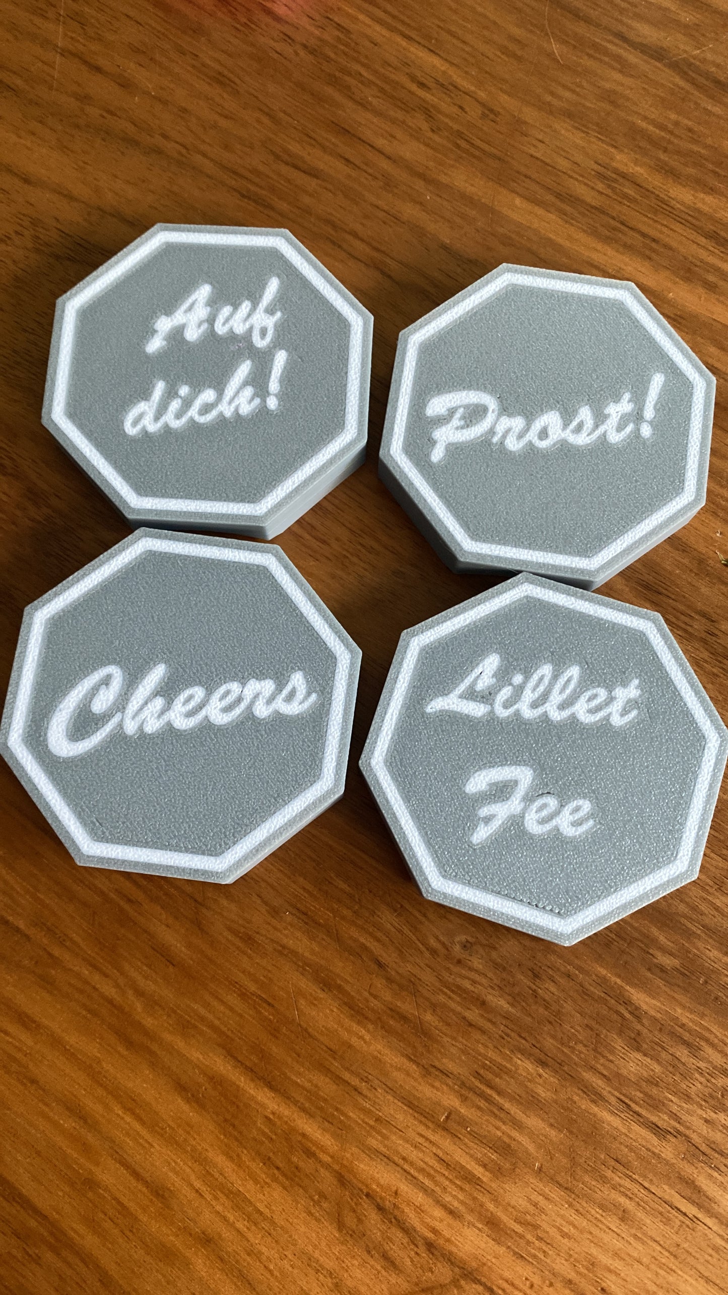 🍸 3D-gedruckter Flaschenanhänger – Oktagon mit frechen Sprüchen für besondere Anlässe