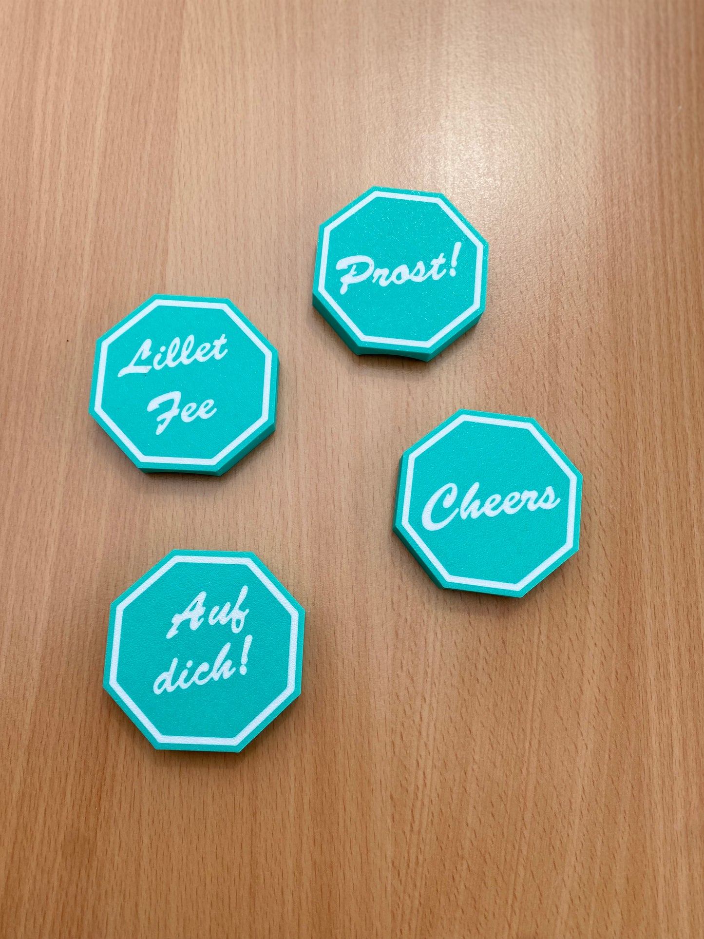 🍸 3D-gedruckter Flaschenanhänger – Oktagon mit frechen Sprüchen für besondere Anlässe