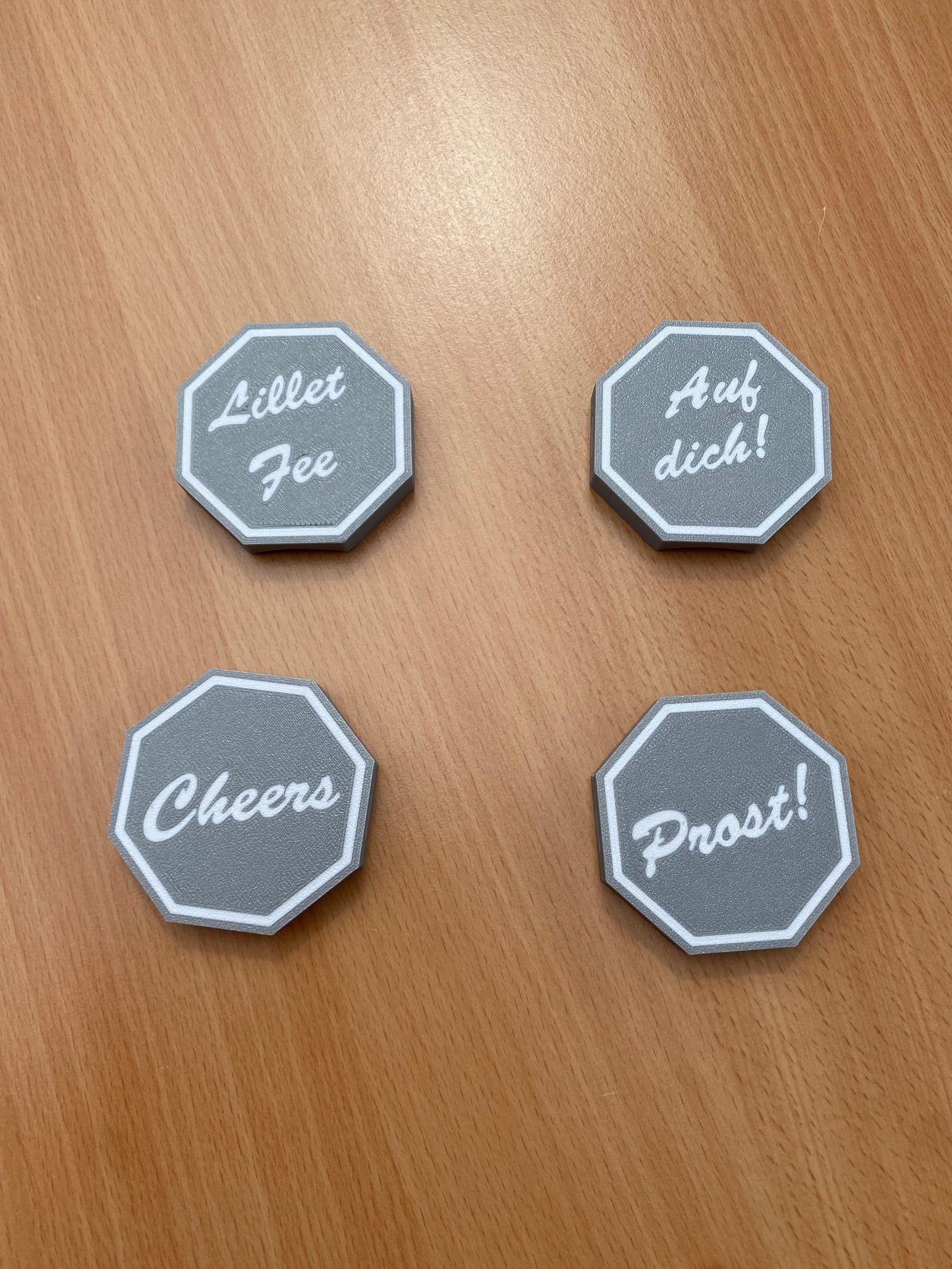 🍸 3D-gedruckter Flaschenanhänger – Oktagon mit frechen Sprüchen für besondere Anlässe