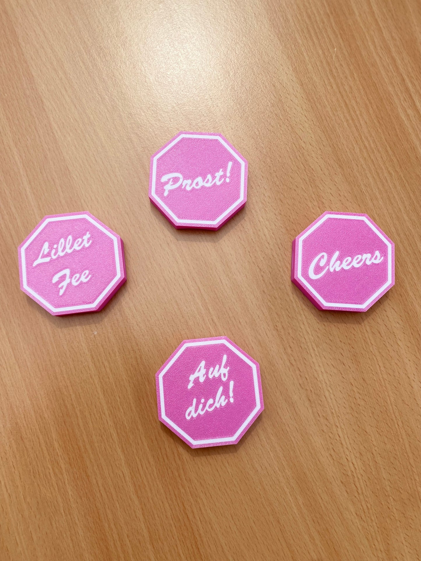 🍸 3D-gedruckter Flaschenanhänger – Oktagon mit frechen Sprüchen für besondere Anlässe