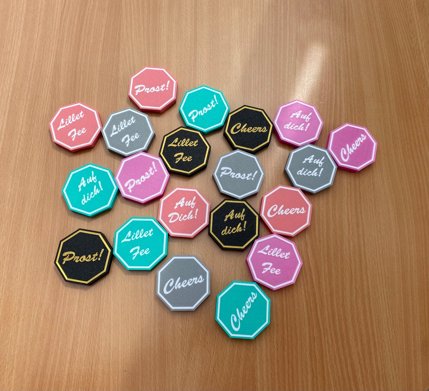 🍸 3D-gedruckter Flaschenanhänger – Oktagon mit frechen Sprüchen für besondere Anlässe