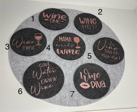 Runde Filzuntersetzer mit witzigten Wein Sprüchen für deinen Mädelsabend